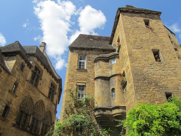 Découvrir Sarlat-la-Canéda et ses trésors médiévaux : conseils pour un hôtel à petit prix et activités incontournables